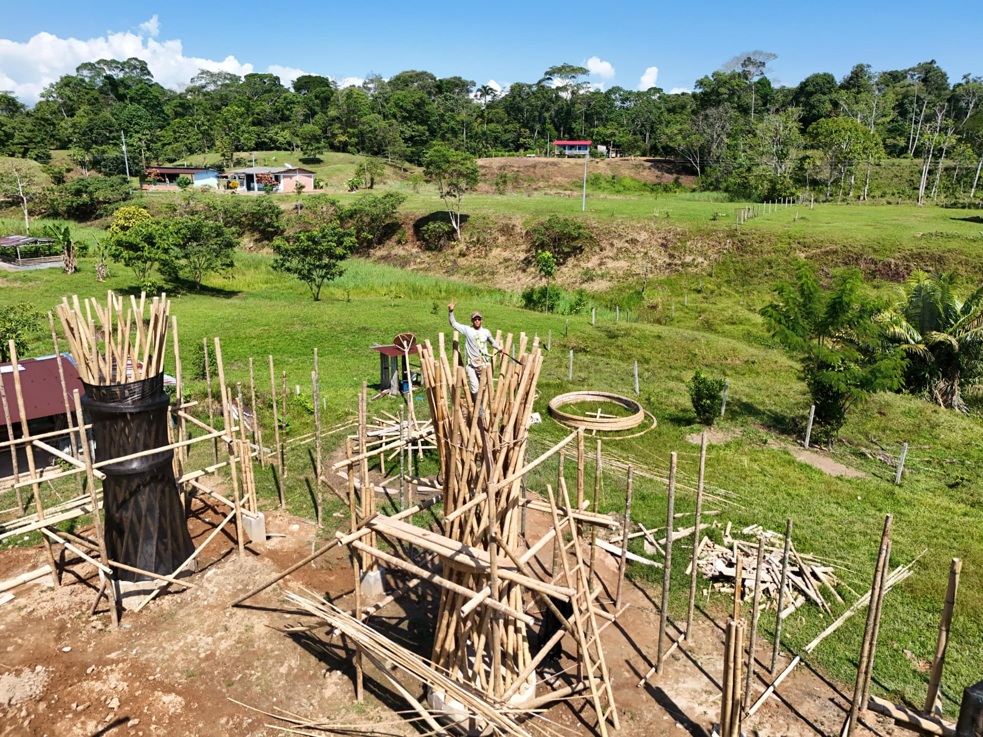 Kofán crew raising bamboo columns in El Diviso